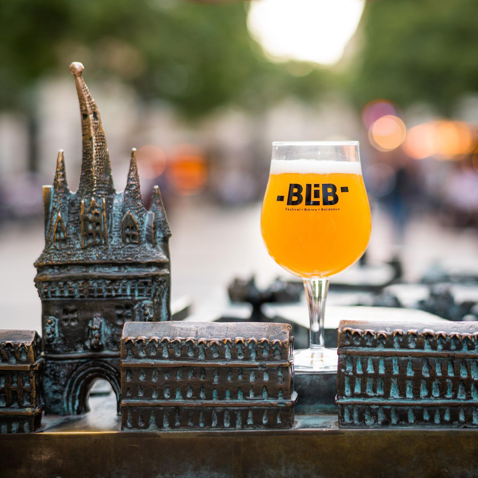 blurry background: white/grey